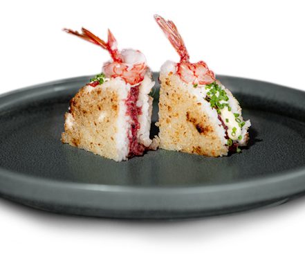 Bild vom Special of the Month im Mai: Knuspriger Sushireis gefüllt mit spicy Rindstatar, Koriander, Yuzu Mayonnaise und Gambero Rosso